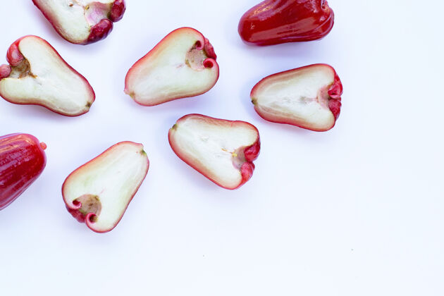 健康玫瑰苹果孤立在白色的表面切片水甜点