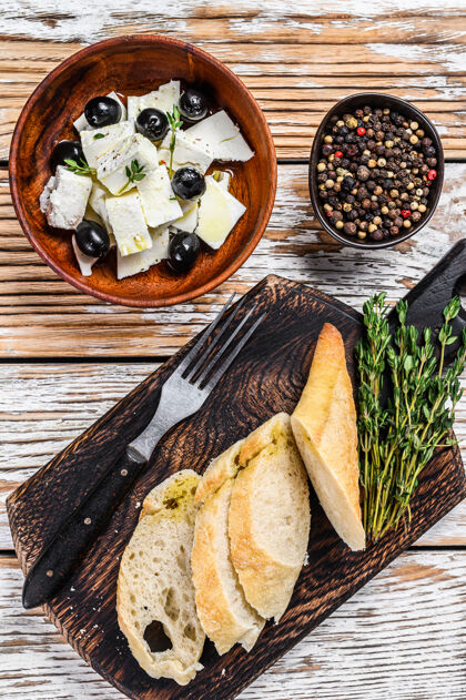 木材安提帕斯蒂拼盘 配新鲜费塔奶酪 面包和奶酪橄榄白木制的桌面查看迷迭香橄榄产品