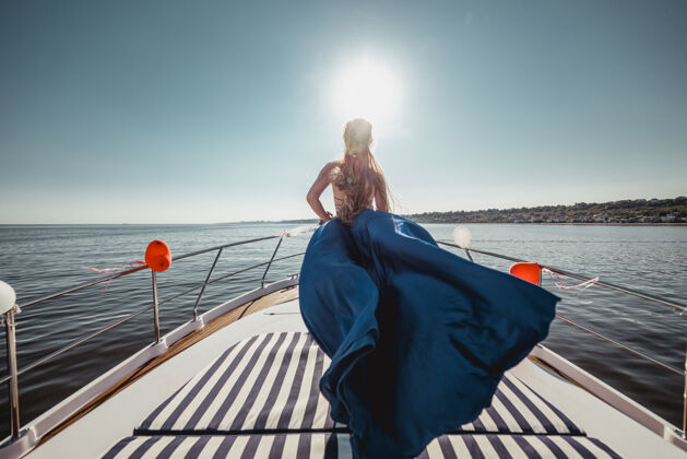 飞行在船上穿着漂亮蓝裙子的女人衣服气球放松