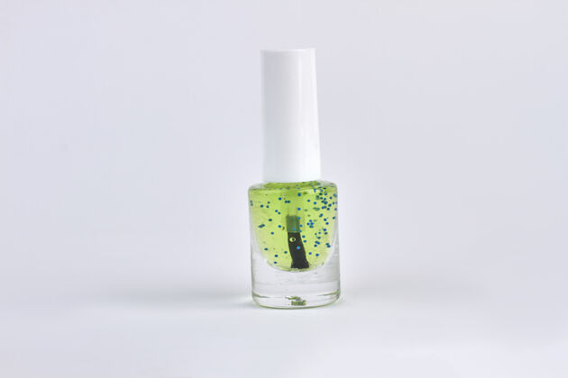 珐琅绿色透明指甲油隔离在白色上化妆产品特写化妆品透明玻璃