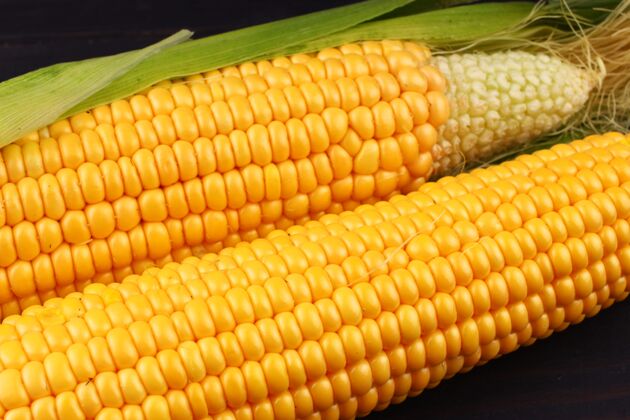 蔬菜黑色表面上的玉米特写饮食营养爆米花