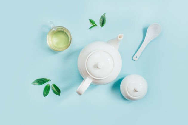 糖碗一套茶具的俯视图茶壶糖碗杯茶上的蓝色背景茶壶茶道顶视图