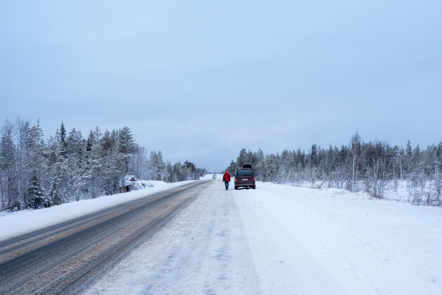 人汽车停在冬天的路边北极路雪直冬路自然高速公路侧线