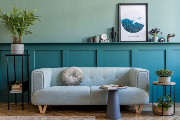 组合创意和舒适的客厅室内设计与框架时尚的沙发植物设计家具和优雅的配件房间沙发壶