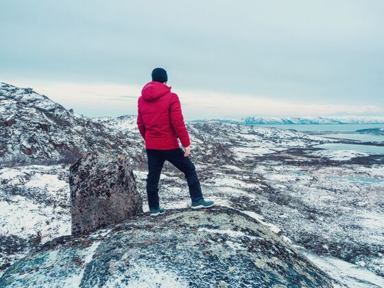人一个在山顶上一个在极地山顶上的人希尔 太好了极地的景观.kola半岛冬季活跃发现