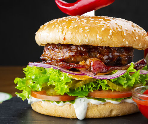 食物多汁美味的汉堡配奶酪 培根和奶酪西红柿芝士汉堡特写镜头汉堡包芝士汉堡快餐