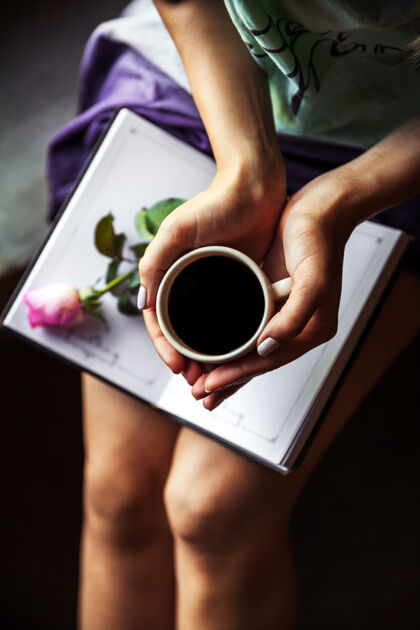 花女孩看书喝咖啡 很漂亮罗斯早上好 爱好 鲜花 学习羊毛笔记本开放