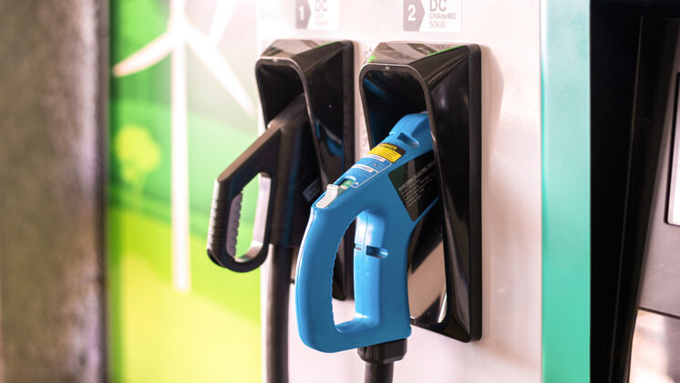 环境电动汽车充电器与两个插入式未来环保绿色