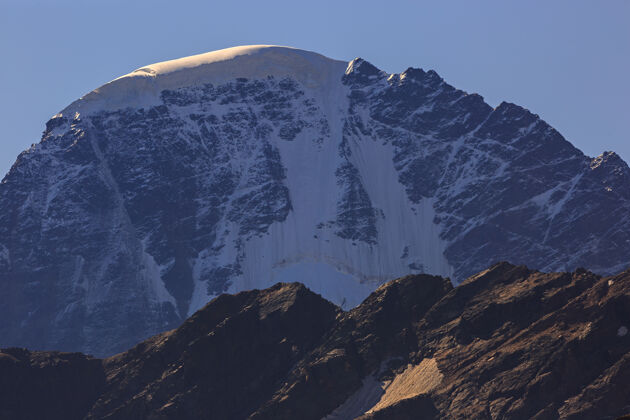 山峰在北高加索的东古佐伦山顶有雪和冰川岩石雪自然