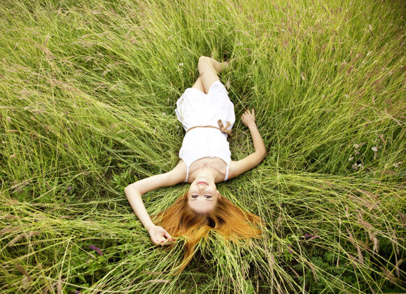 草躺在草地上的漂亮女孩肩膀新鲜田野