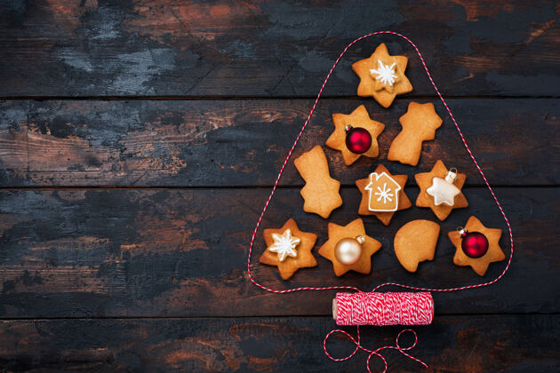 烹饪圣诞树是用姜饼饼干做成的 上面放着玩具和红丝带绘画日历姜饼