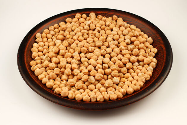 蛋白质鹰嘴豆在盘子里放在白色的表面上肾脏生的绿豆
