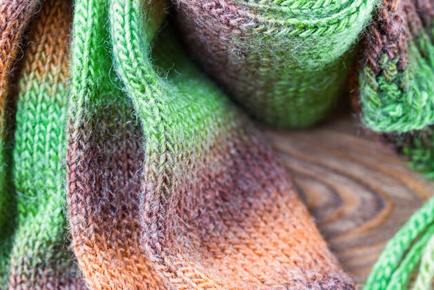 针织在木桌上用渐变羊毛编织东西五颜六色渐变色保暖