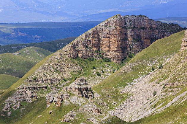 俄罗斯俄罗斯北高加索岩石山脊的景色天气岩石山峰