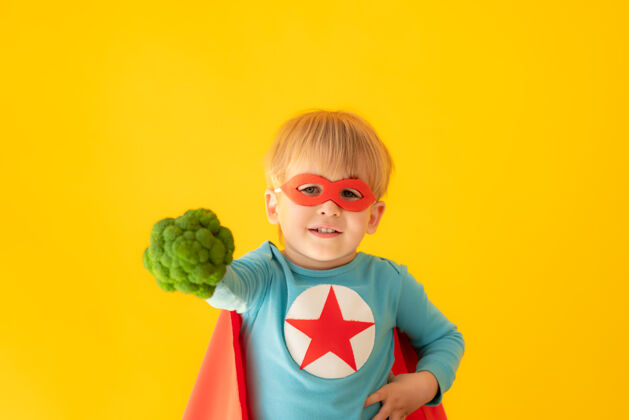 成功超级英雄小孩拿着花椰菜超级超级食物童年