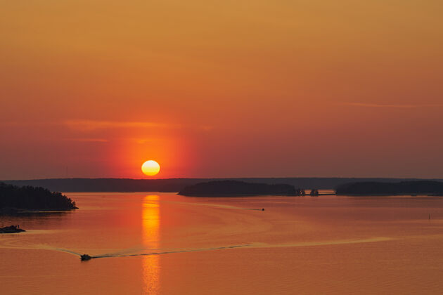 野生动物纳坦塔利的金色夕阳 芬兰.反思太阳落在地上水副本空间鸟宁静幻想