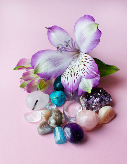 选择紫水晶 水钻 玛瑙 玫瑰石英 海蓝宝石和红宝石花在粉红色的表面石头治疗美