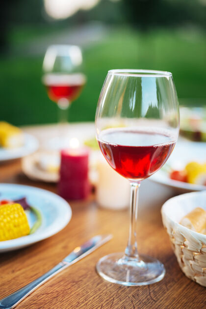 放松最好的饮品选择性聚焦一片草地 红酒站在桌上日期美味葡萄酒