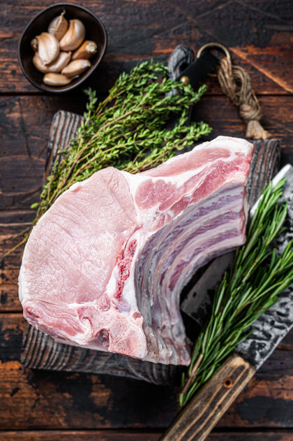 食物用切肉刀在屠宰板上放一排生排骨里脊生的排骨