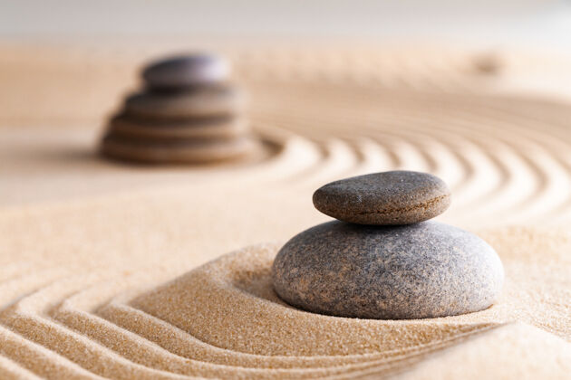 石头日本的禅宗花园 用耙沙石砌成放松禅宗花园卵石