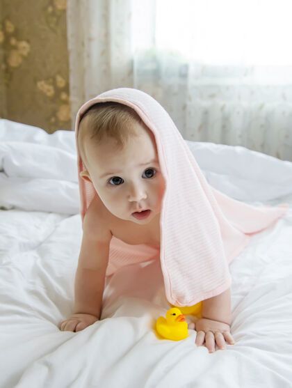 笑宝宝用毛巾洗澡后童年美丽干净