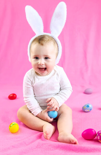 服装穿得像兔子的宝宝 带着复活节彩蛋过复活节花式抱着兔子