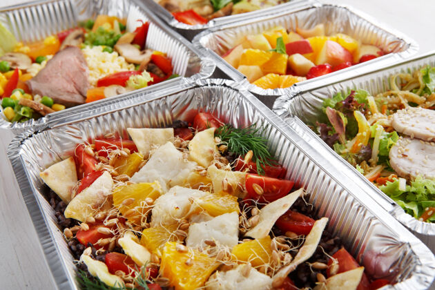 食物餐厅送餐用锡纸盒带走食物用白木做的鳕鱼 麦芽和脆玉米饼沙拉玉米饼菜肴晚餐