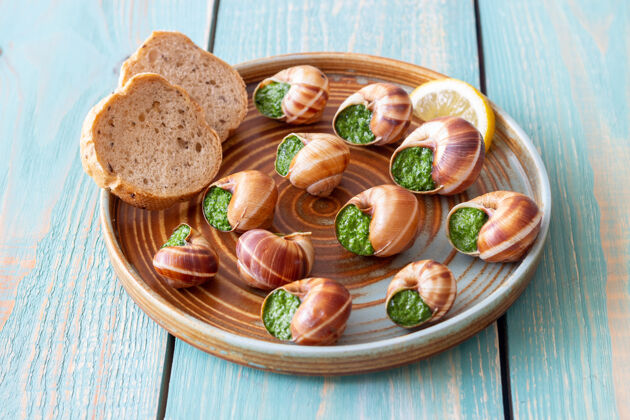 黄油勃艮第蜗牛香草黄油蜗牛健康饮食法国食品螺旋软体动物蜗牛