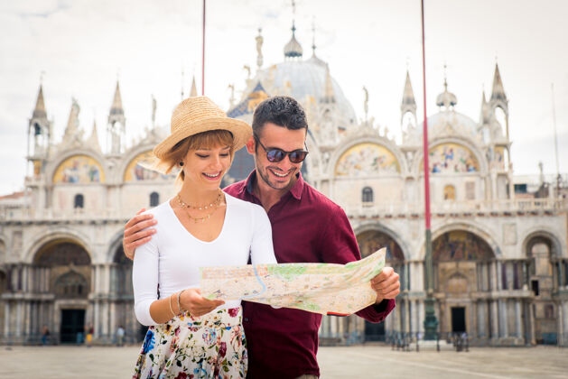 人年轻夫妇在威尼斯游玩-游客在意大利旅游和观光威尼斯最相关的地标-关于生活方式 旅游 旅游的概念美丽观光大教堂