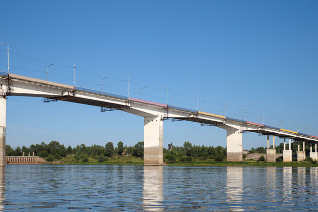 视图河上的钢筋混凝土桥环境工程湖泊