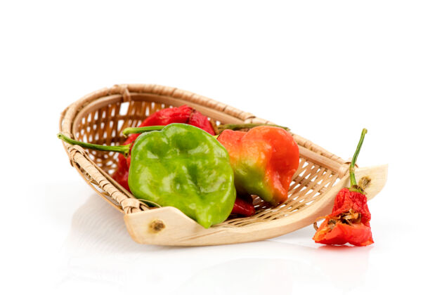 烹饪Bhutjolokia或鬼椒辣椒水果隔离在白色香料草药厨房