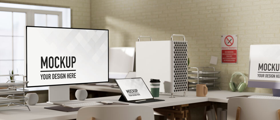显示器舒适的工作场所与电脑和笔记本电脑模型桌子桌面笔记本电脑