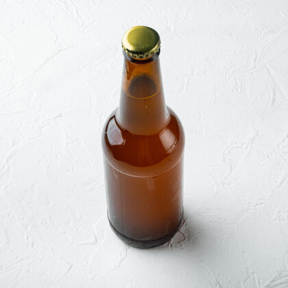麦芽酒啤酒玻璃瓶套装 白色石材表面 方形空白满瓶