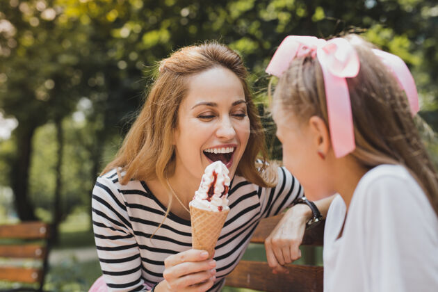 鼻子冰淇淋金发微笑的妈妈给冰淇淋她可爱的金发女儿放松童年植物