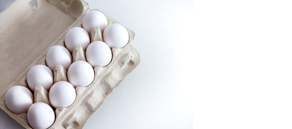 纸板白色鸡蛋包装在白色隔离表面上食品配料裁剪路径