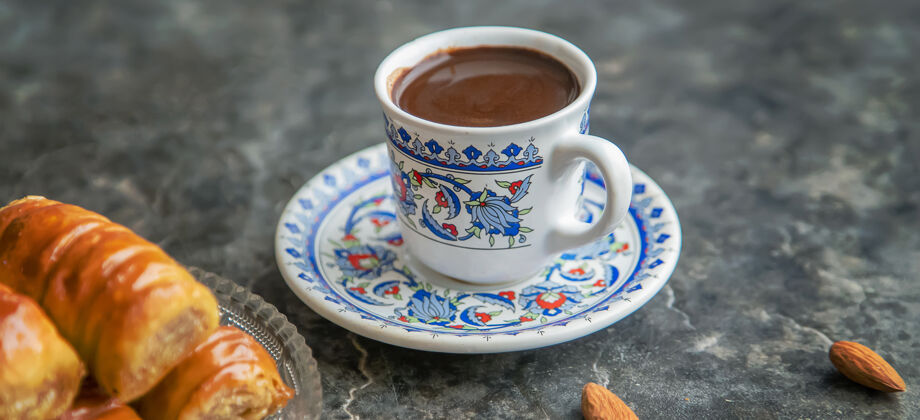 糖一杯土耳其咖啡和baklava东方糕点早餐