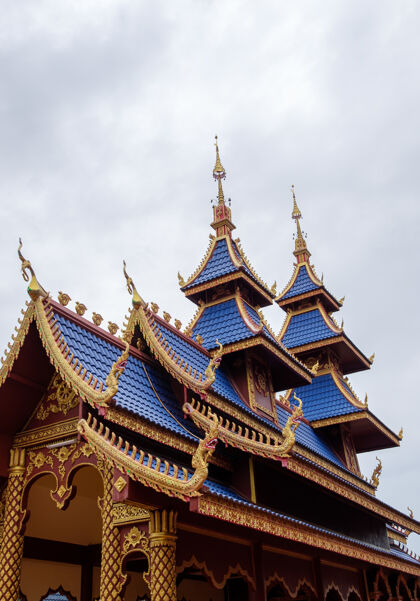 入口泰庙泰式教堂入口正视图 蓝色屋顶瓷砖与金色建筑形成对比 正视图为临摹空间正面天空佛教