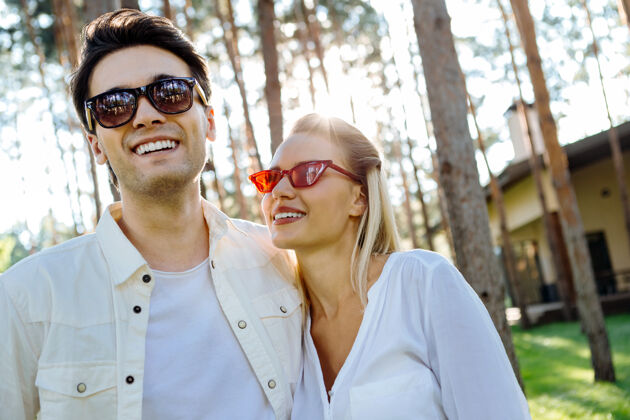 支持阳光明媚的一天快乐积极的夫妇戴着阳光明媚的太阳镜 一边享受阳光明媚的一天思考生态度假之家