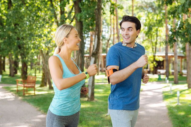 快乐早上跑步的人早上一起跑步时看着彼此的一对幸福的情侣身体运动员积极