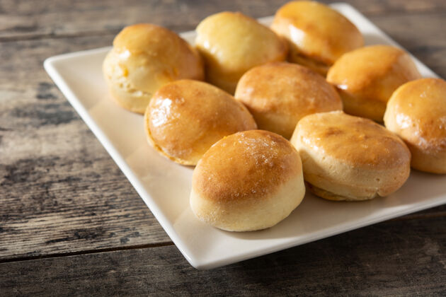 面包美式奶油饼干放在木桌上烤饼面团黄油