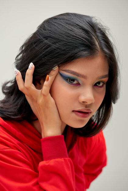 女孩漂亮的时尚女孩的脸化妆和修指甲中国人美甲制造