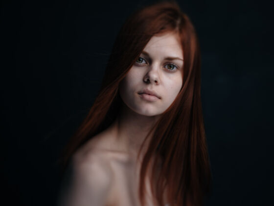 人浪漫的红发女人肖像特写裸体肩膀裁剪视图白色肖像黑色