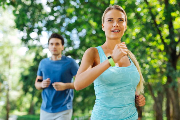 交流运动锻炼早上慢跑的时候在公园里很开心的好女人运动员环境木头