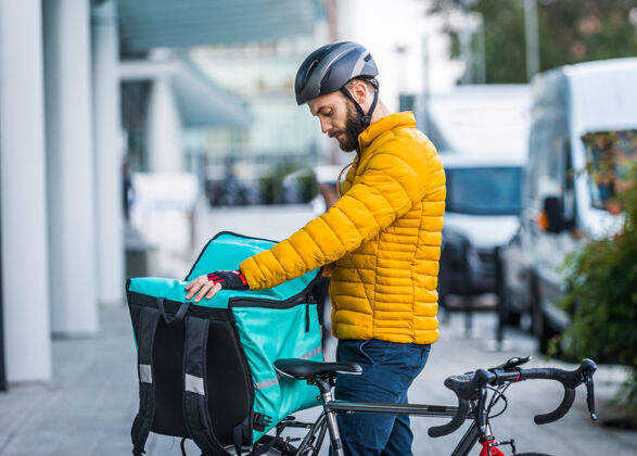 街道送菜服务 骑手用自行车送菜给客户-关于交通 送菜和技术的概念服务自行车包