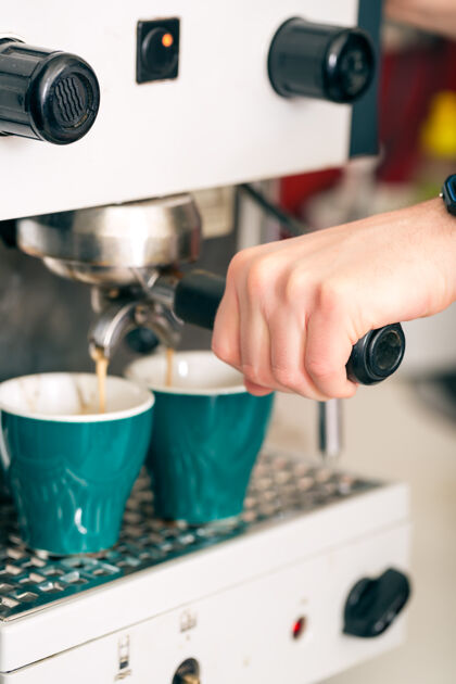 杯子咖啡店-咖啡是用咖啡机现煮的浓缩咖啡咖啡休息咖啡机