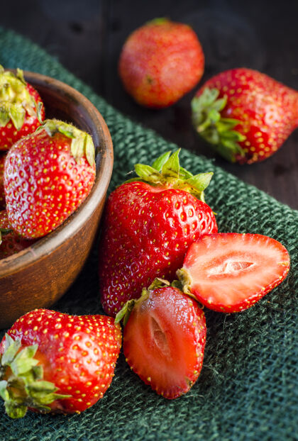 烹饪把成熟的草莓放在一个碗里放在一张特写桌上野餐夏天草莓