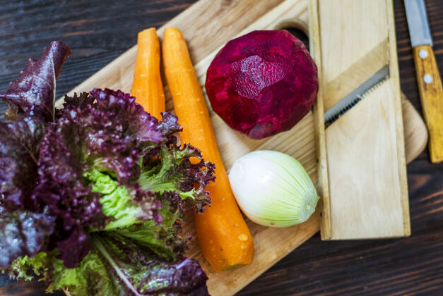 健康食品生蔬菜上菜板胡萝卜 甜菜根和洋葱零食营养甜菜根