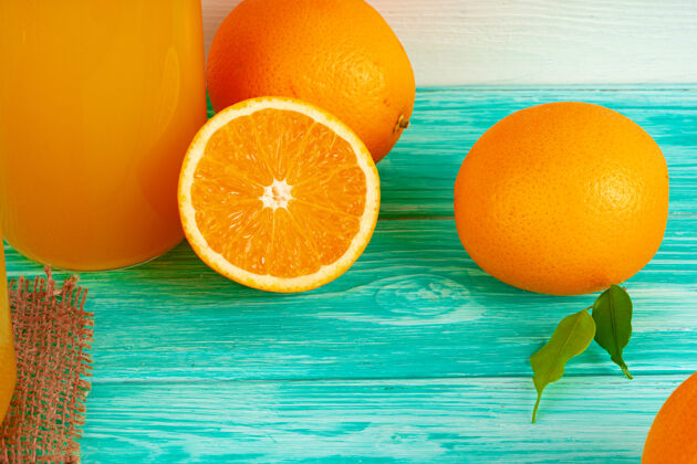 玻璃一杯橙汁和切好的橙子放在桌上切割果汁早餐