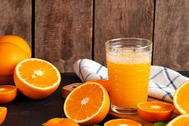 有机一杯橙汁和切好的橙子放在桌上刷新切片水果