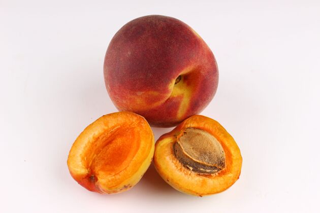 素食桃子和石头在一个白色的表面切片滋养桃